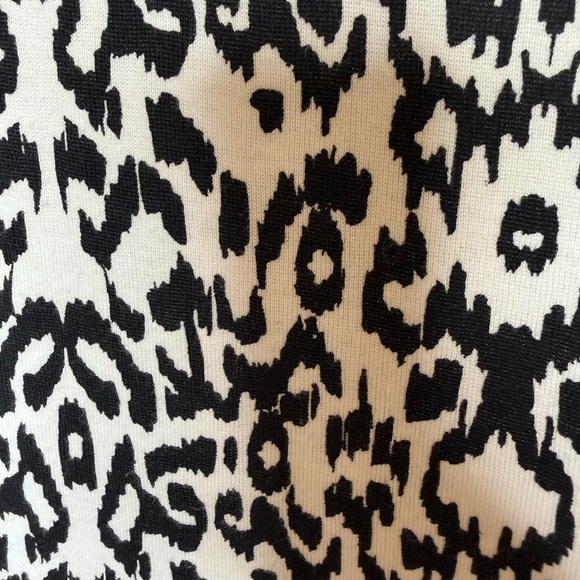 Chico’s Black White Animal Print 100% Pima Cotton V Neck Top Size 3 XL - Picture 12 of 12